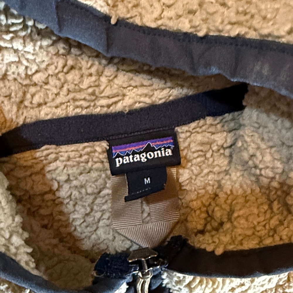 Patagonia Women’s Size M Beige Teddy Jacket with Hood - Picture 4 of 10